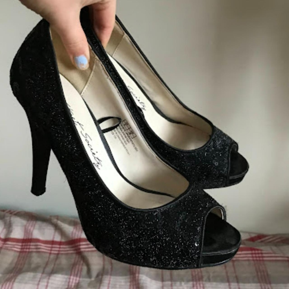 Elegant Black Peep-Toe Heels - Picture 2 of 7
